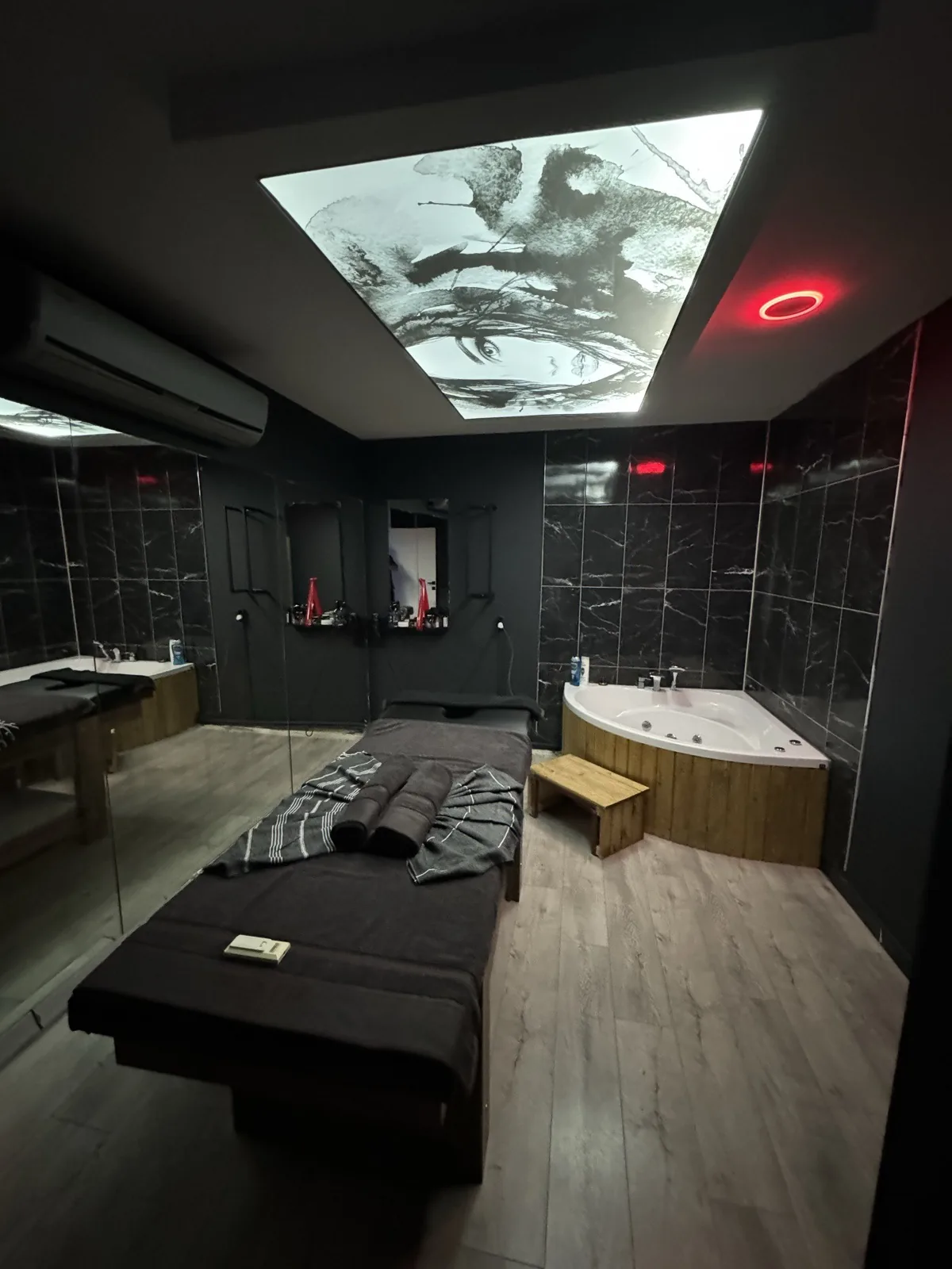 Jakuzili VIP masaj odası